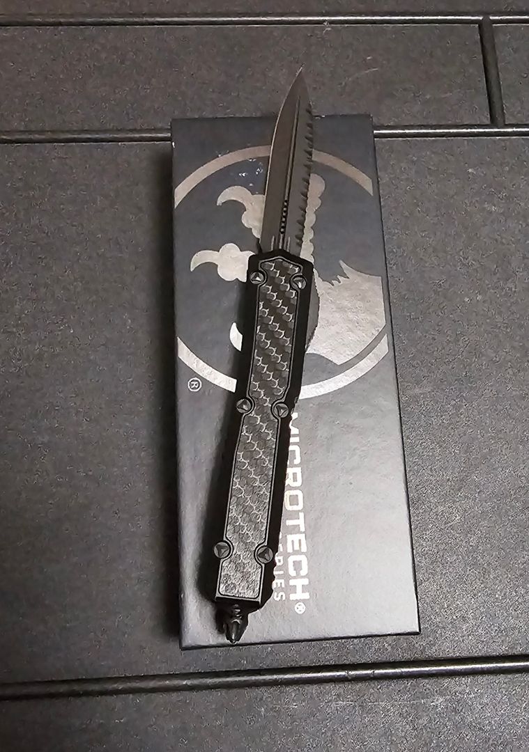 Microtech Makora DLC Carbon Fiber  2