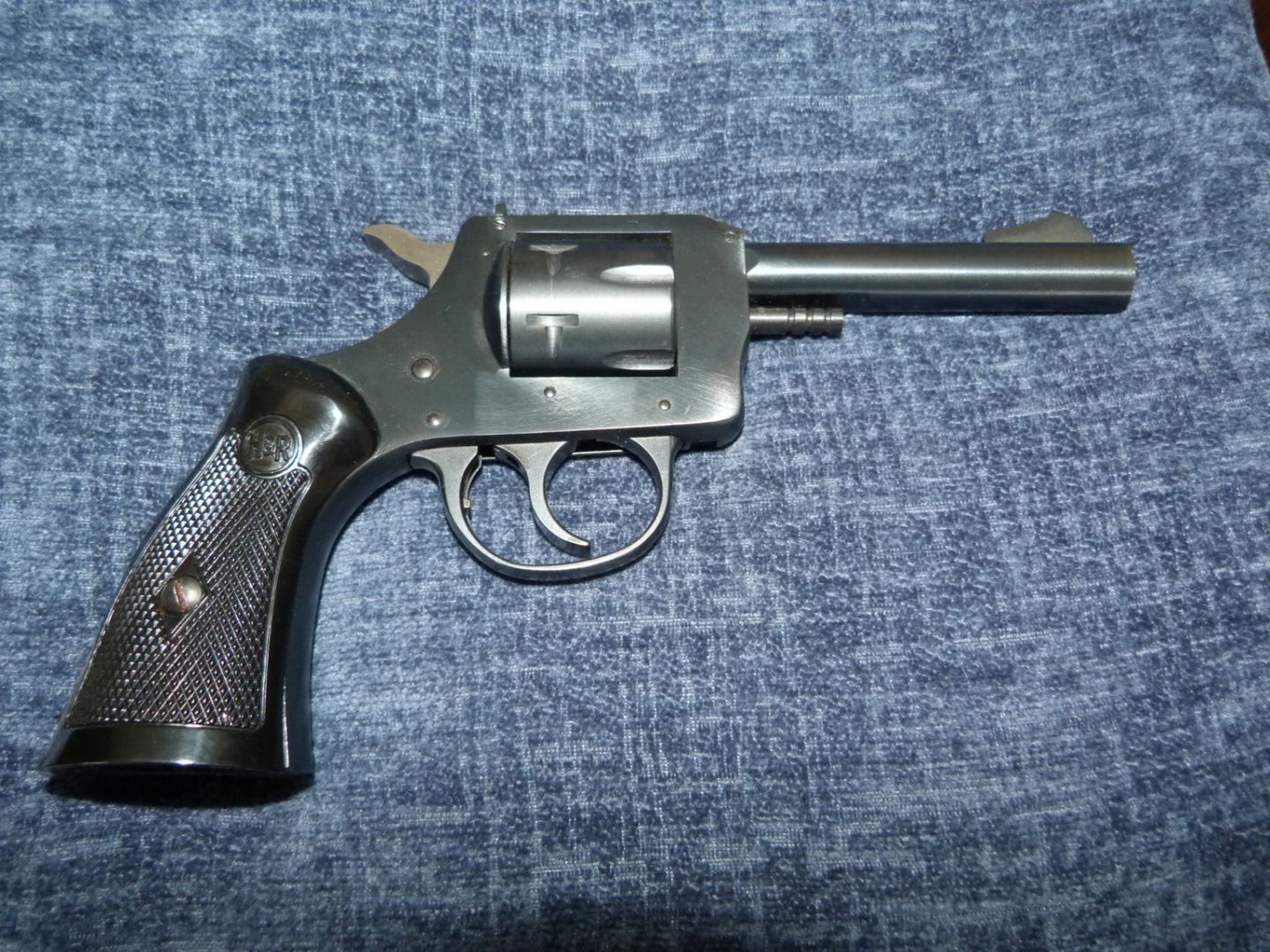 Vintage original Harrington & Richardson 732 32 S&W Revolver - As New!