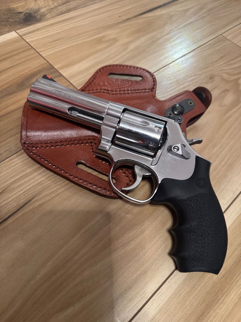Smith and Wesson 686-6 Plus 7 shot .357 Mag 2