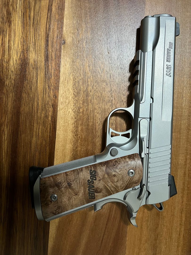 SIG SAUER 1911 .45ACP MAPLE GRIPS 2