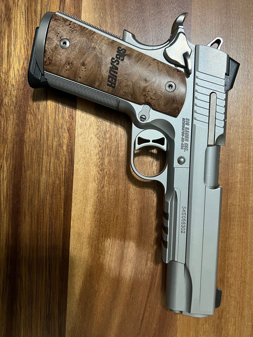 SIG SAUER 1911 .45ACP MAPLE GRIPS