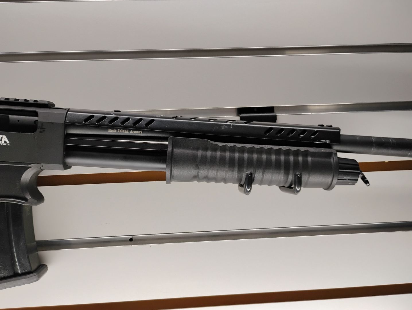 Rock Island Armoty VRPA40 5+1 12GA Pump Shotgun 2